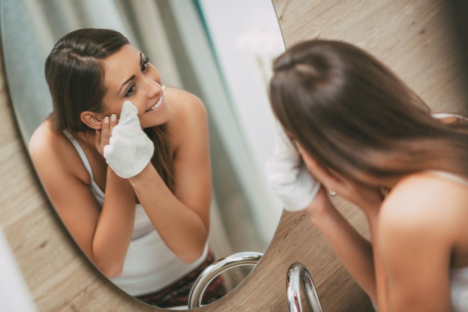 Wasserfeste Mascara ist toll, wenn Sie plötzlich im Regen stehen und nicht wie ein Panda aussehen möchten. Das Entfernen kann leider zur Tortur werden, denn bekanntlich hilft Wasser nicht beim Abschminken. Ein bisschen Babyöl auf einem Wattepad bewirkt jedoch wahre Wunder. (Bild: iStock/MilanMarkovic)