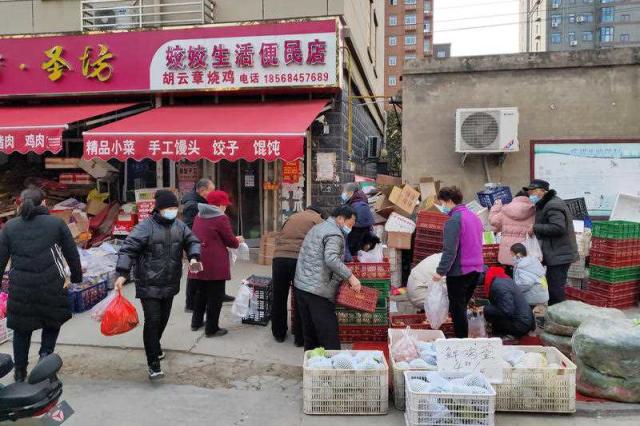 Residents buy daily necessities at a residential community in Anyang, Central China&#39;s Henan Province.