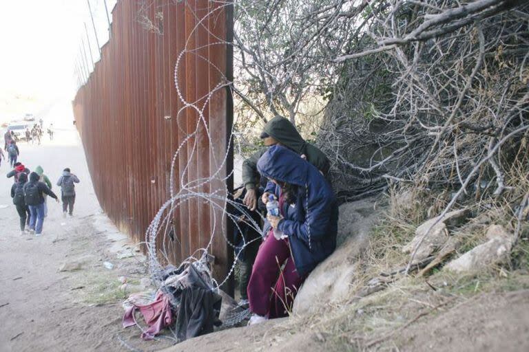 Los migrantes cruzan por donde se acaba el muro fronterizo