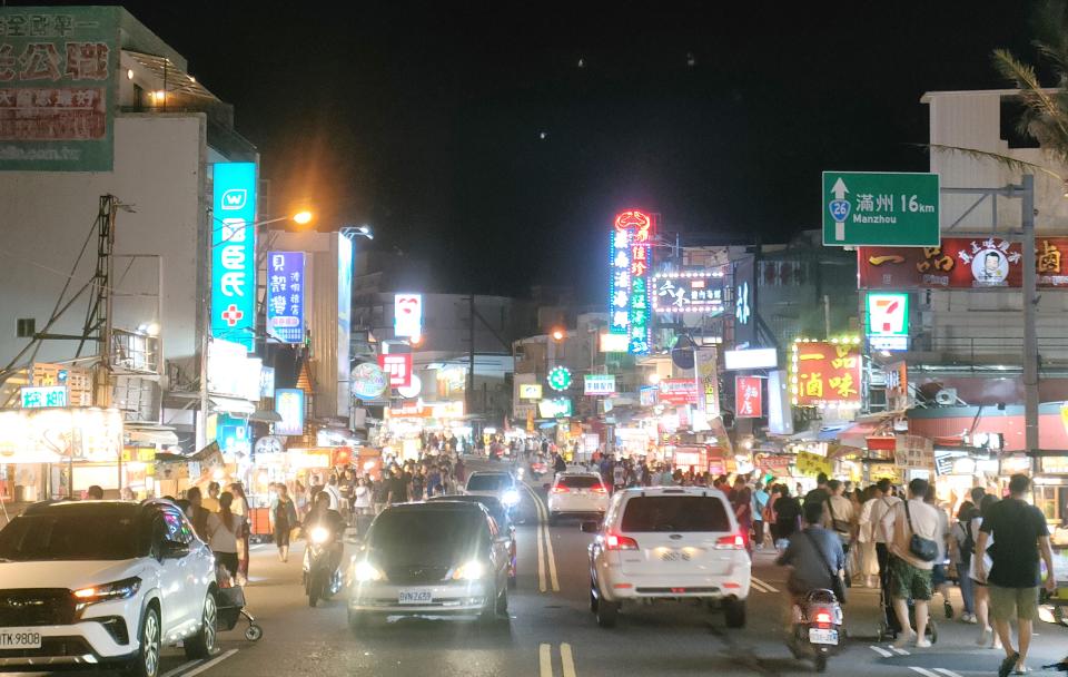 今天是暑假第一個周末，夏日水下活動熱門地的屏東墾丁，核心區旅宿住房九成，周邊地區區也達八成，墾丁大街昨晚就已湧現人潮。記者潘欣中／攝影