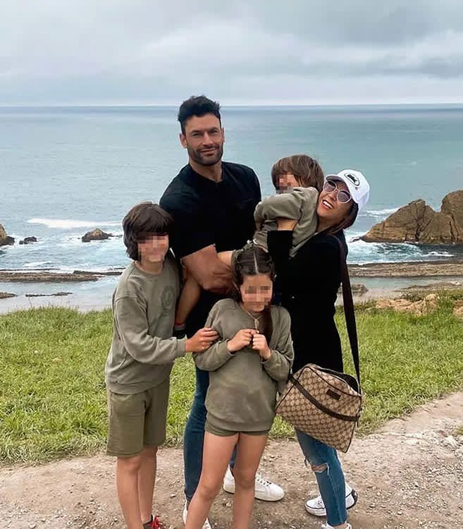 Jorge Pérez con su mujer y con sus hijos en la playa 