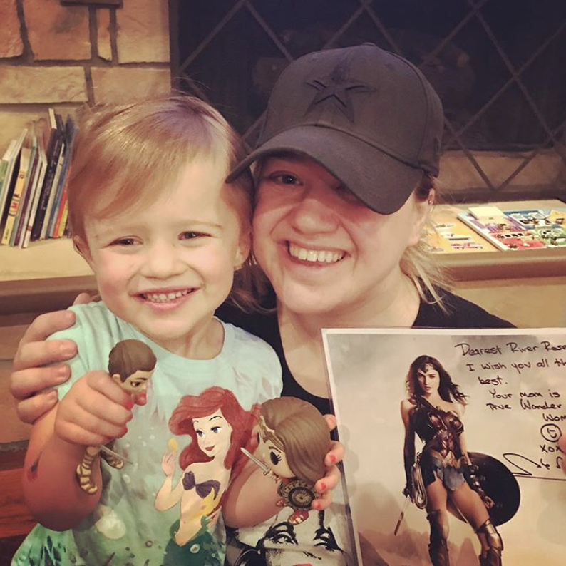 <p>There’s a new American Idol in town! “THANK YOU SO MUCH @gal_gadot for the awesome presents for River Rose!!” the “Love So Soft” singer wrote to the <em>Wonder Woman</em> star, as her daughter gripped her new gifts tightly. “She LOVES them! You’ve made a little girl very happy,” Clarkson added, making sure she included “#galgadotforthewin.” (Photo: <a rel="nofollow noopener" href="https://www.instagram.com/p/BcDw3kqBxGX/?taken-by=kellyclarkson" target="_blank" data-ylk="slk:Kelly Clarkson via Instagram;elm:context_link;itc:0;sec:content-canvas" class="link ">Kelly Clarkson via Instagram</a>) </p>