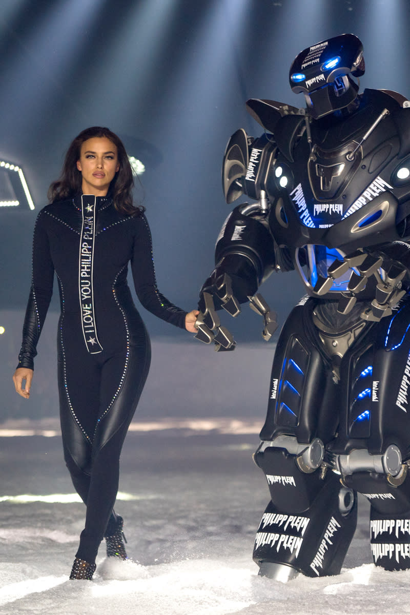 <p>Supermodel Irina Shayk im hautengen, schwarzen Jumper Hand in Hand mit einem riesigen Roboter: Genauso ausgefallen wie die Kollektion von Philipp Plein war auch seine Show selbst. (Bild-Copyright: Craig Ruttle/AP Photo) </p>