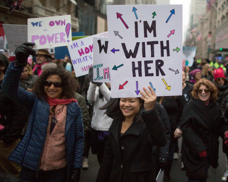 <p>Eine Bewegung ist am sichtbarsten in der Masse. Der Women’s March in Washington zum Amtsantritt des umstrittenen Präsidenten Donald Trump hat dies eindrücklich gezeigt. Am 21. Januar jährt sich der Protestmarsch. Unter anderem in Berlin können Frauen und ihre Unterstützer Gesicht zeigen für mehr Gleichberechtigung und gegen sexuelle Belästigung. (Bild: AP Photo/Mary Altaffer) </p>