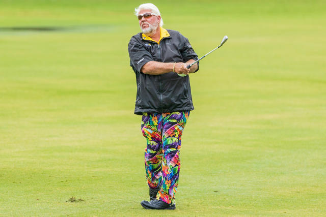 John Daly Finds There is No Hiding in Pink Paisley Pants - CBS News