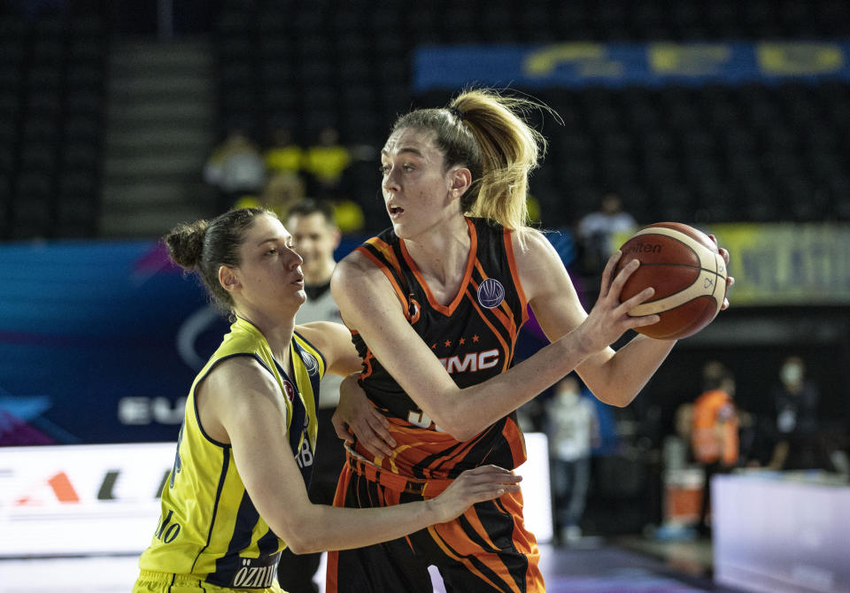 Breanna Stewart and UMMC Ekaterinburg added more titles this weekend. (Sebnem Coskun/Anadolu Agency via Getty Images)