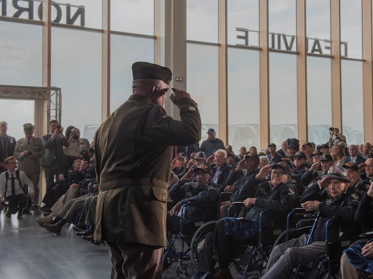 Darryl Williams, comandante del Ejército de Estados Unidos en Europa y África, saluda a los veteranos de la Segunda Guerra Mundial en el Aeropuerto Deauville en Normandía  