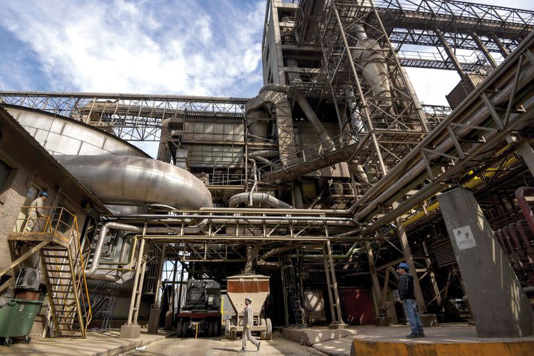 View of the industrial complex of the Louis Dreyfus Company in General Lagos, Santa Fe province, Argentina on September 13, 2017. 
After a stoppage of one month, Argentina's biodiesel exports restart with the European market, Spain in particular, as buyer. Argentina can produce 4.5 million tons of vegetal oil --the base for biodiesel, used mainly in cars-- per year, from which one million for the local market.  / AFP PHOTO / EITAN ABRAMOVICH