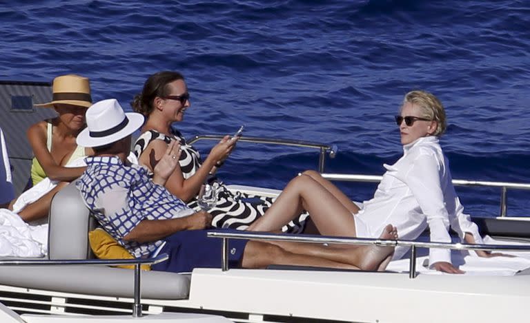 Sharon Stone pase en yate junto a sus amigos por las costas de Italia