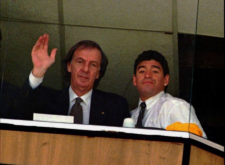 Menotti y Maradona viendo Ecuador-Argentina, por las eliminatorias para la Copa del Mundo de Francia 98