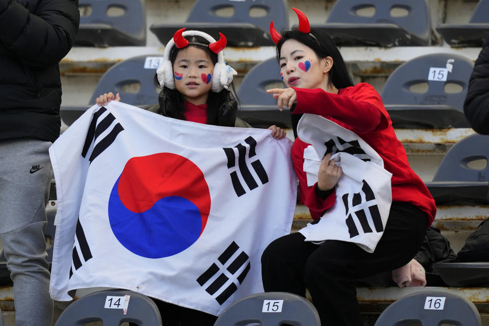 Hinchas de Corea del Sur aguardan el partido contra Israel por el tercer puesto del Mundial Sub20 en el estadio Diego Maradona de La Plata, Argentina, domingo 11 junio, 2023. (AP Foto/Natacha Pisarenko)