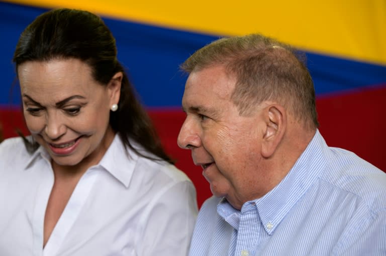 La líder de la oposición venezolana María Corina Machado (izq.) junto al candidato por el partido Plataforma Unitaria Democrática, Edmundo González Urrutia, durante un evento con el partido opositor Primero Justicia en Caracas el 31 de mayo de 2024 (Gabriela Oraa)