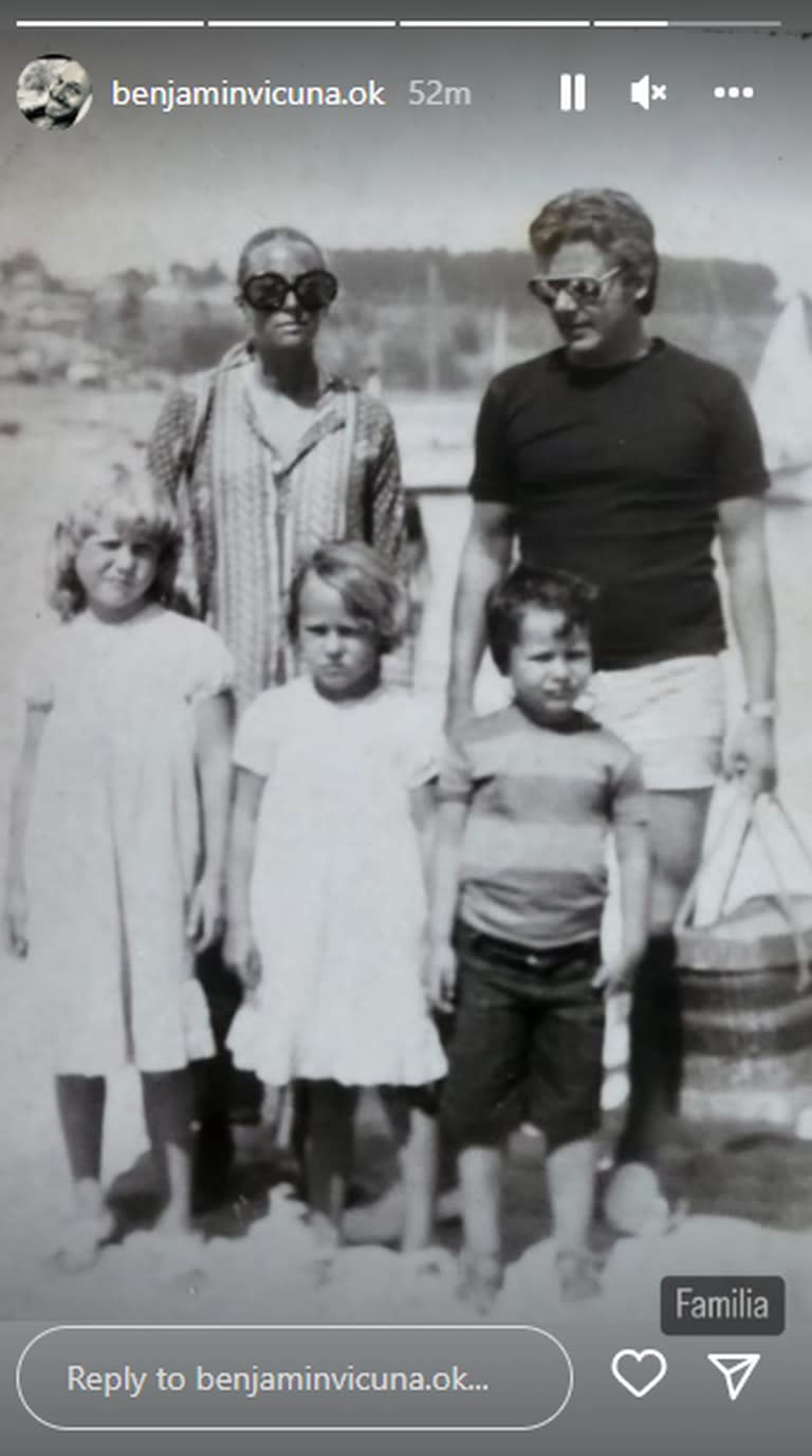 Benjamín Vicuña junto a sus dos hermanas y a sus padres