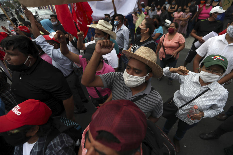 Manifestantes protestan contra el presidente mexicano Andrés Manuel López Obrador para exigir que cumpla sus promesas mientras éste visitaba un hospital público en Cuernavaca, México, el viernes 19 de junio de 2020. (AP Foto/Fernando Llano)