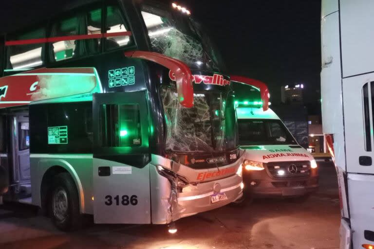 Curioso choque entre dos micros de una misma empresa en la terminal de Retiro