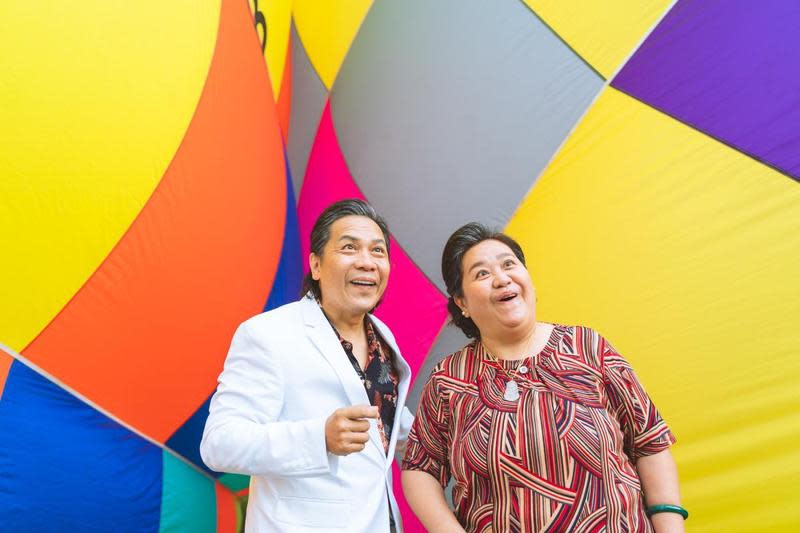 鍾欣凌（右）、許傑輝（左）攜手搞笑，在電影版一登場就有熱氣球求婚的場面戲。（威視電影提供）