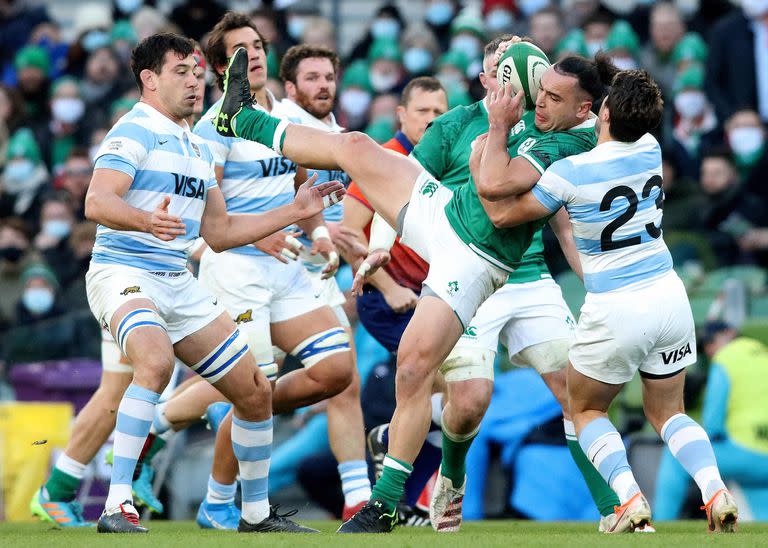 El argentino Facundo Lamb aborda al ala irlandesa James Lowe durante el partido internacional disputado en el estadio Aviva de Dublin.