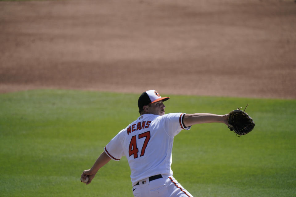 El lanzador abridor John Means (47) de los Orioles de Baltimore durante un juego de pretemporada contra los Yanquis de Nueva York, el martes 2 de marzo de 2021, en Sarasota, Florida. (AP Foto/Brynn Anderson)