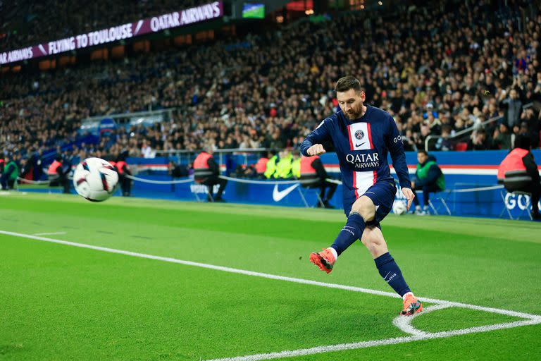 Lionel Messi en acción durante el partido frente al Lyon.