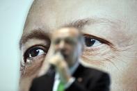 <p>Der türkische Präsident Recep Tayyip Erdoğan spricht im türkischen Mus bei einer Veranstaltung vor einem riesigen Poster mit seinem Porträt zu Unterstützern seiner regierenden AKP. (Bild: Yasin Bulbul/Presidency Press Service/AP/dpa) </p>