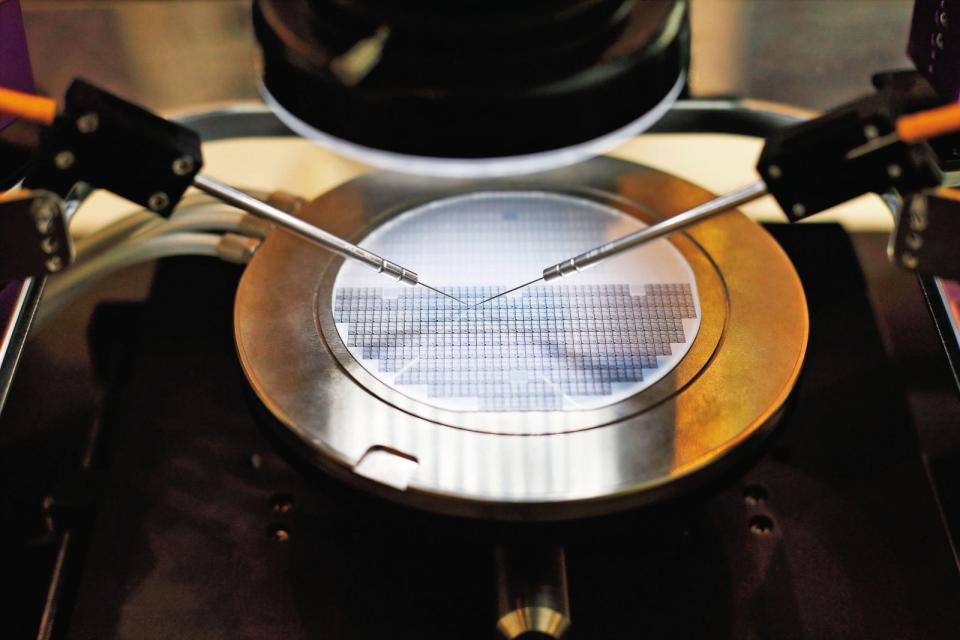 HPC晶片所需的晶圓測試板有十多層厚，穿過的探針又細又軟還不能錯位，相當考驗精密度與可靠度。（翻攝elmo motion control官網）