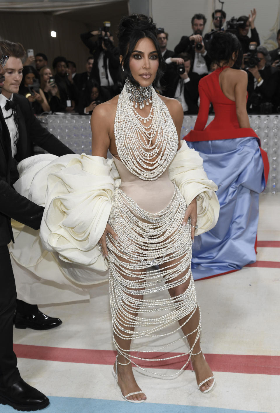 Kim Kardashian quiso rendirle tributo a Lagerfeld usando las icónicas perlas de Chanel. (Photo by Evan Agostini/Invision/AP)