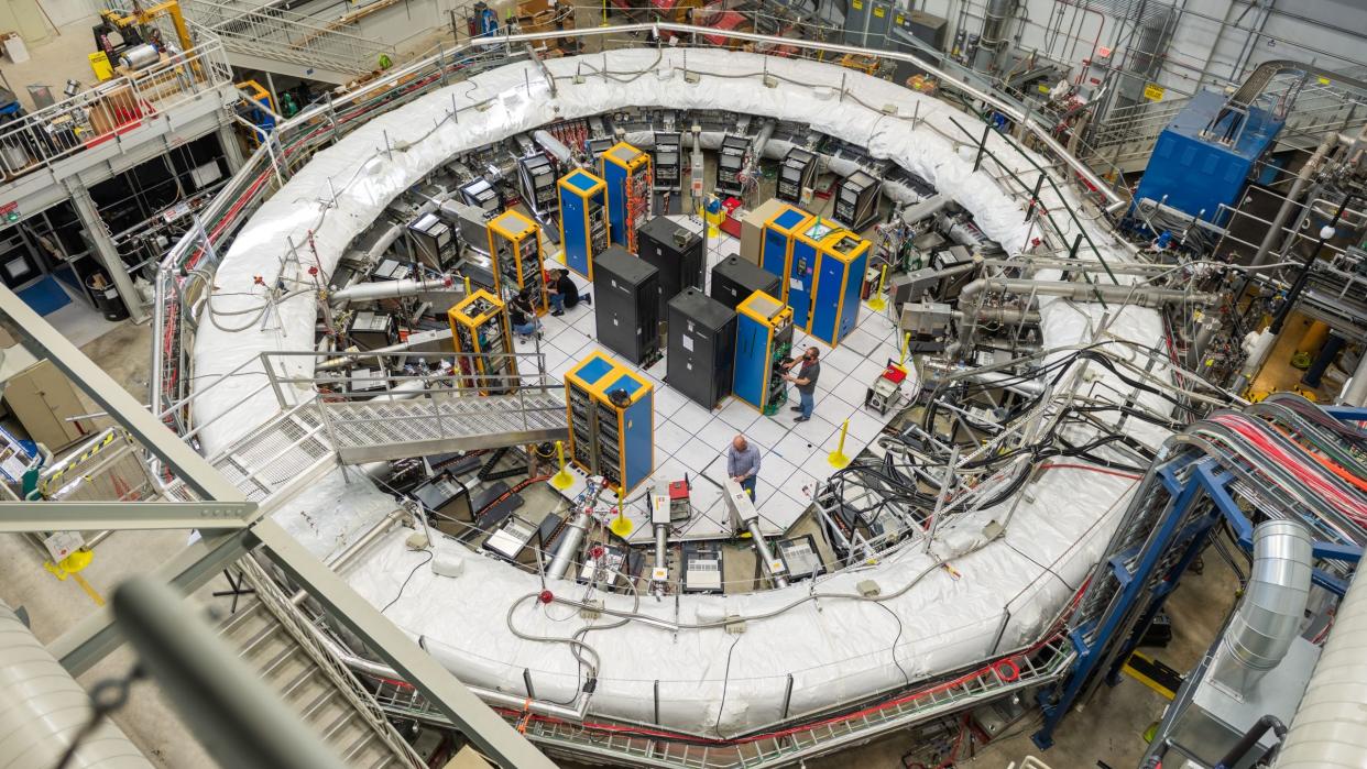  A top-down view of the equipment used in the g-2 experiment at Fermilab. 