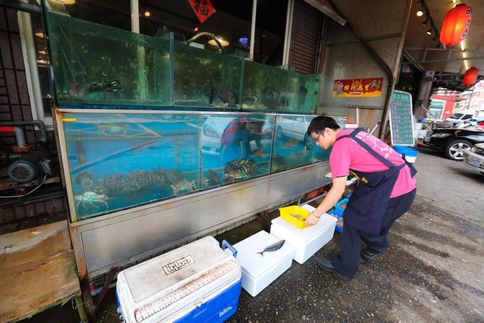 呷尚鑫不少漁貨都是現撈，店家擁3艘自家漁船供貨，用料不手軟。