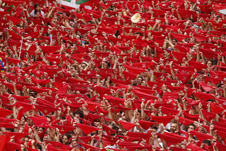 奔牛節 (Photo by San Fermin Pamplona Navarra from España, License: CC0, Wikimedia Commons提供, 圖片來源www.flickr.com/photos/sanferminpamplona/43839521721)