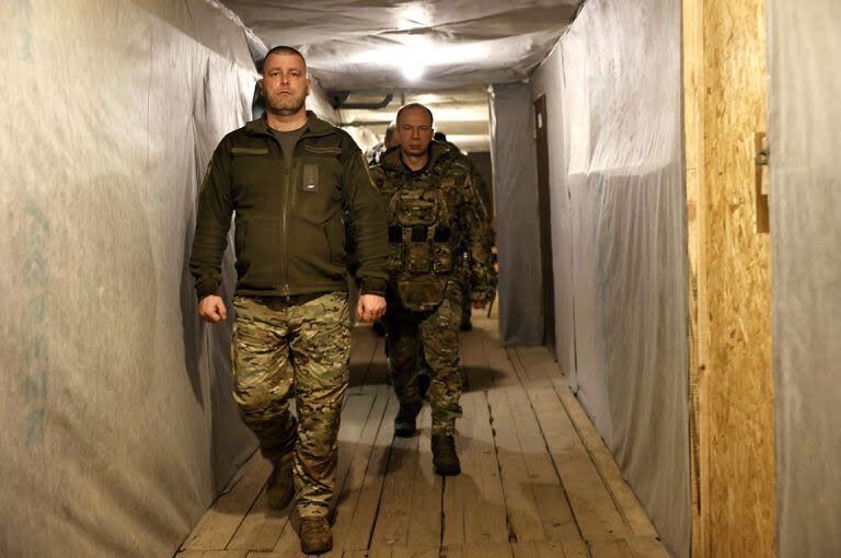 El jefe del Ejército ucraniano, Oleksander Sirski, y el ministro de Defensa, Rustem Umerov, en una zona no revelada del frente de batalla en el este de Ucrania. (Handout / Armed Forces of Ukraine / AFP) 