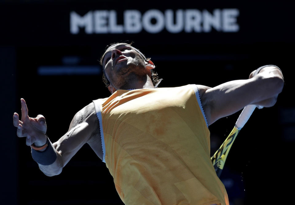 El tenista español Rafael Nadal saca durante un partido contra el checo Tomas Berdych en el Abierto de Australia, en Melbourne, Australia, el 20 de enero de 2019. (AP Foto/Aaron Favila)