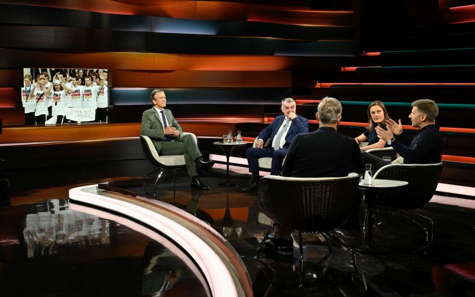 Markus Lanz (links) sprach am Donnerstag mit seinen Gästen über die Fußball-Europameisterschaft und ihre gesellschaftliche Wirkung. (Bild: ZDF / Markus Hertrich)