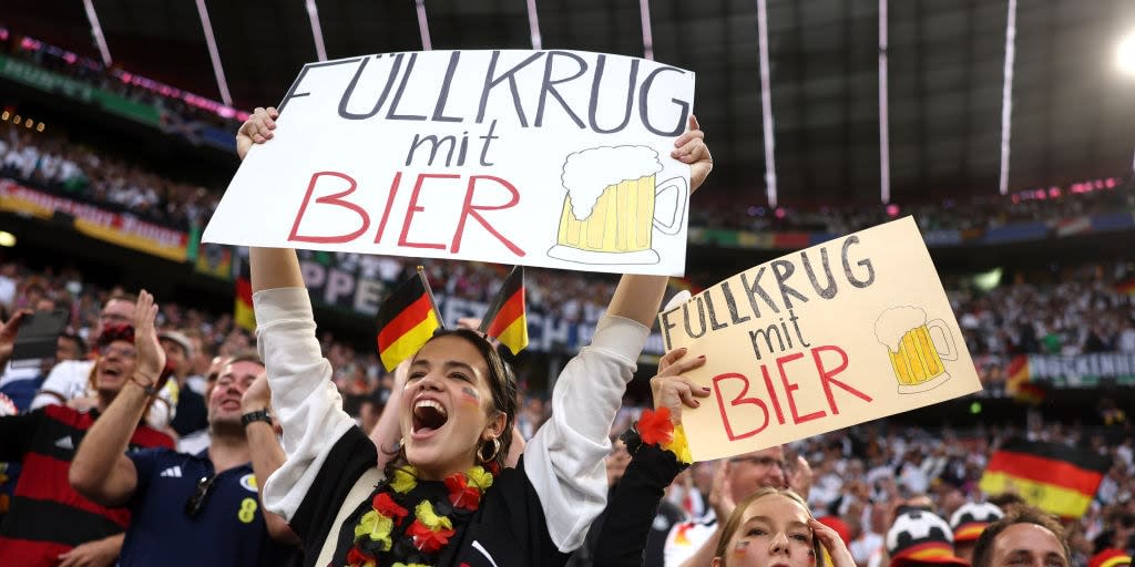 Bei der EM in Deutschland genießen viele Fans ein kühles Bier. Doch wo in Europa wird am meisten Alkohol getrunken?<span class="copyright">Getty Images</span>