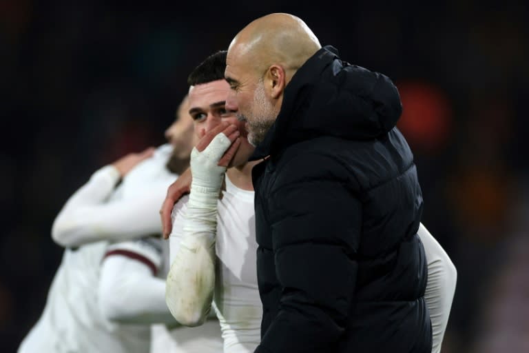 El entrenador del Manchester City Pep Guardiola (derecha) conversa con su jugador Phil Foden tras el partido de Premier League que enfrentó a los 'Citizens' contra el Bournemouth, en el Vitality Stadium de Bournemouth (sudeste de Inglaterra) el 24 de febrero de 2024 (Adrian DENNIS)