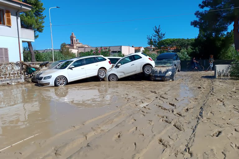 Autos apilados en la localidad de Senigalia tras el impacto de las lluvias torrenciales. (Gabriele Moroni/LaPresse via AP)