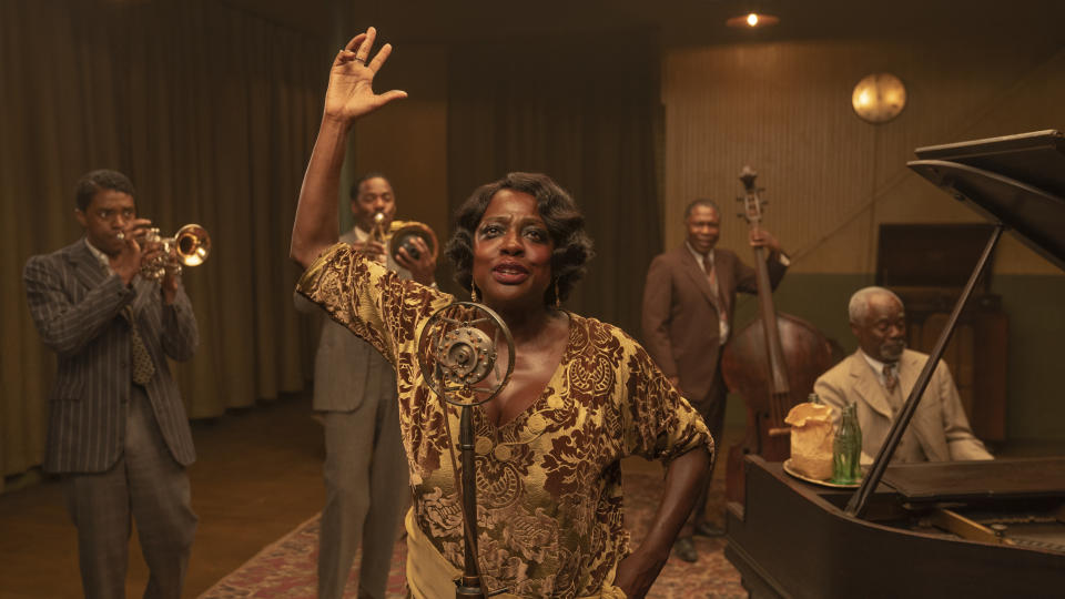 En esta imagen proporcionada por Netflix Chadwick Boseman, de izquierda a derecha, Colman Domingo, Viola Davis, Michael Potts y Glynn Turman en "Ma Rainey's Black Bottom". (David Lee/Netflix via AP)