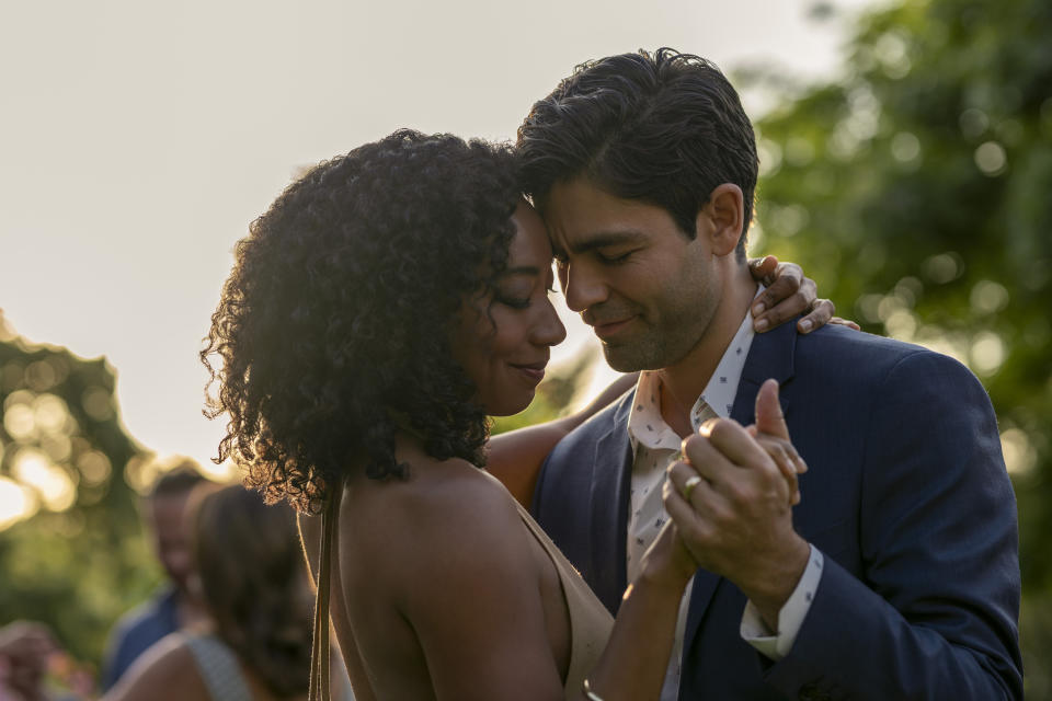 CLICKBAIT (L to R) BETTY GABRIEL as SOPHIE BREWER and ADRIAN GRENIER as NICK BREWER in episode 103 of CLICKBAIT Cr. BEN KING/NETFLIX © 2021