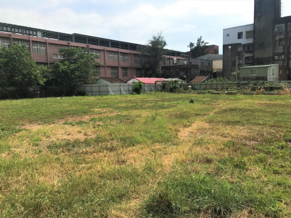 湖口鄉「新湖好室」社會住宅基地鄰近新湖國小及愛勢村活動中心，初步規劃總戶數為130戶。（記者彭新茹攝）