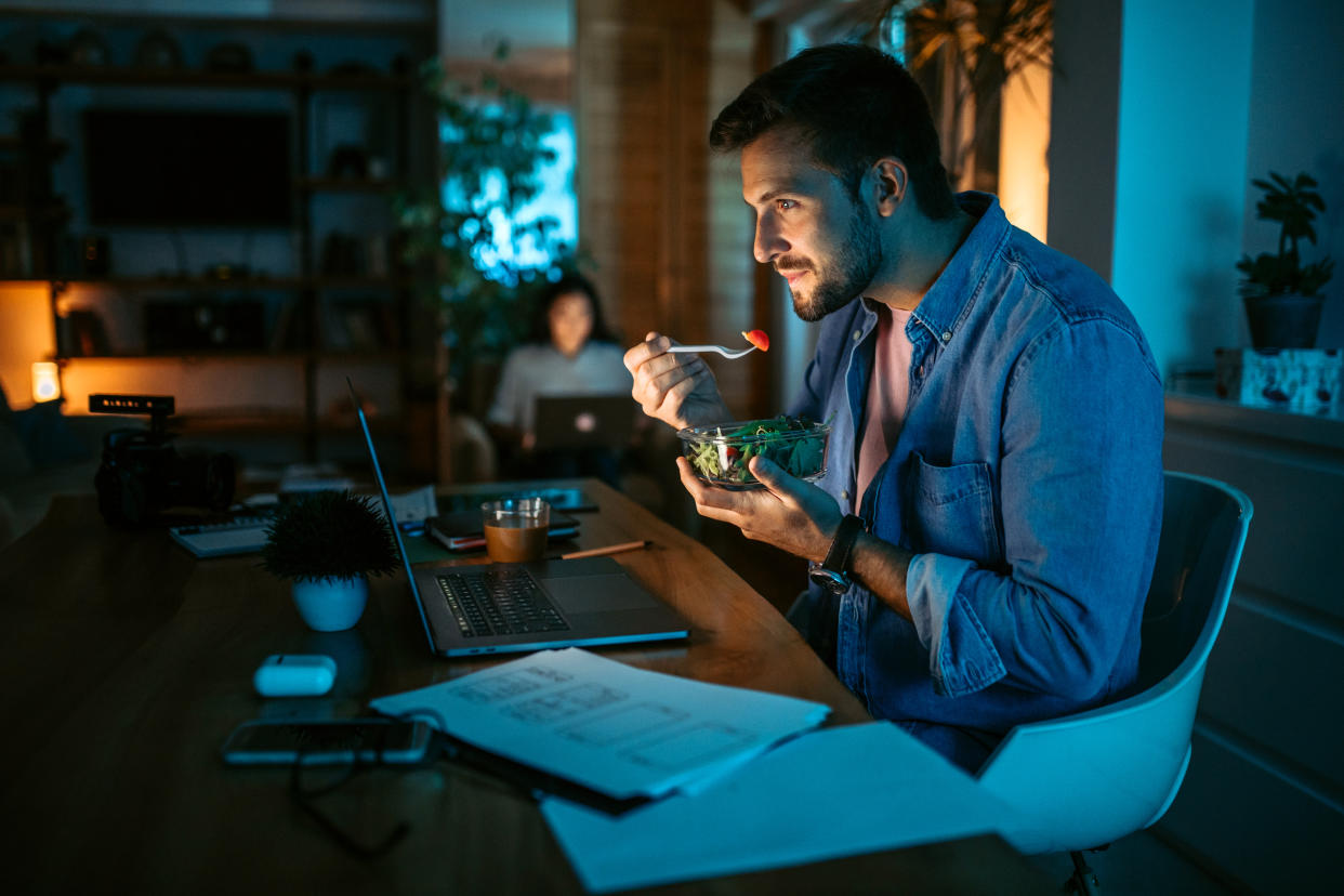 Cenar tarde o comer apurados son hábitos que pueden ser perjudiciales para la salud. (Getty Creative)