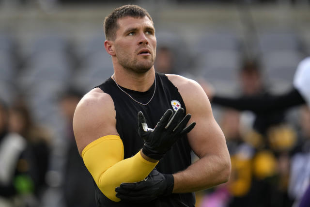 Pittsburgh Steelers linebacker T.J. Watt (90) warms up before an