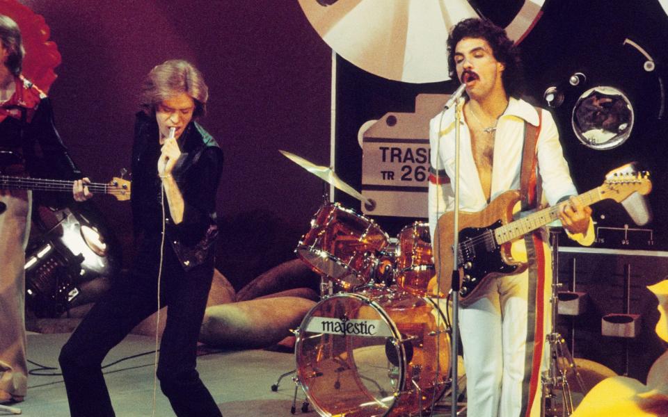 Daryl Hall and John Oates of Hall And Oates perform on a TV show in 1975 - Gijsbert Hanekroot/Redferns