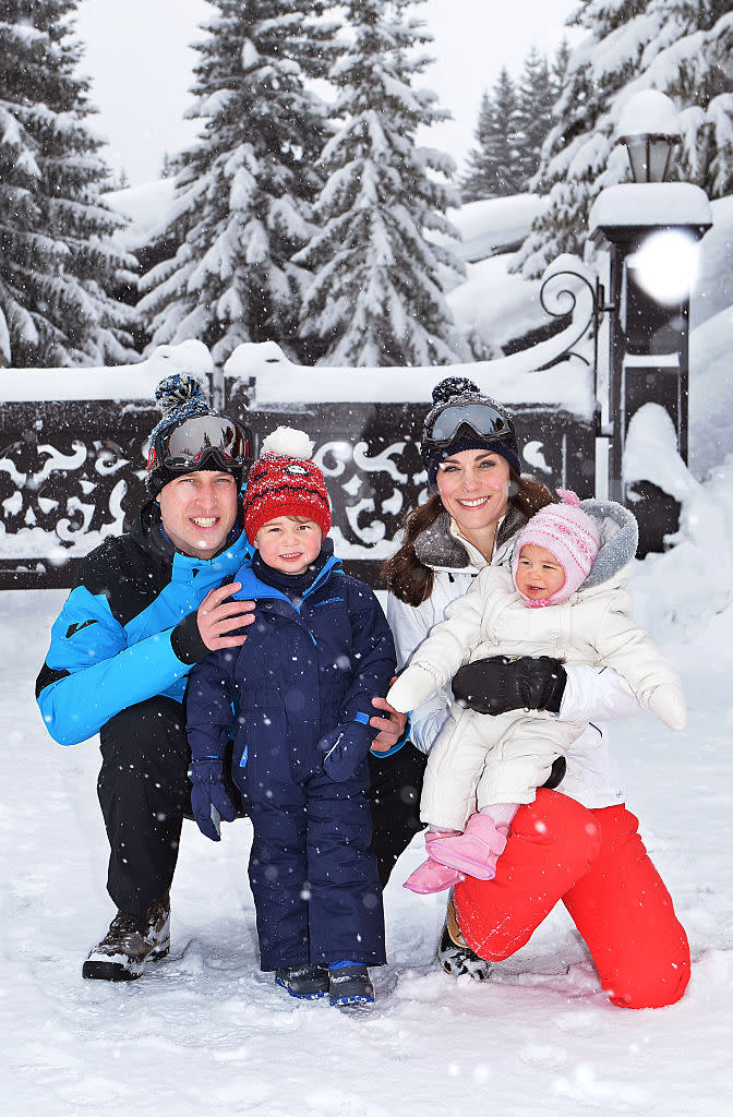 <p>Im März 2016 brachten der Herzog und die Herzogin von Cambridge ihre Kinder in die französischen Alpen, um Skifahren zu lernen. Für das Familienporträt trug Prinzessin Charlotte einen Schneeanzug von John Lewis für 39 € und passende pinkfarbene Accessoires [Foto: Getty]. </p>