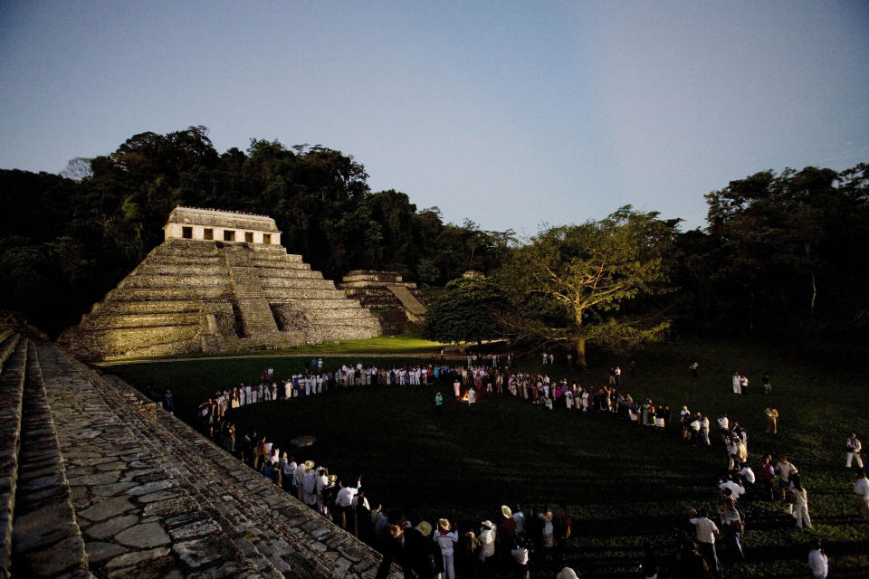 ARCHIVO- En esta fotografía del 10 de marzo de 2008 se muestran participantes de la ceremonia de los Pueblos Indígenas para Sanar a la Madre Tierra frente a ruinas mayas en Palenque, México. El ganador de las elecciones presidenciales de México, Andrés Manuel López Obrador quiere construir un tren que iría de Cancún a Palenque, pero no es la primera vez que se han propuesto proyectos ambiciosos. El actual mandatario mexicano Enrique Peña Nieto anunció en 2012 que construiría un tren rápido que conectaría a la Riviera Maya con Mérida. Fue cancelado por falta de fondos. (AP Foto/Alexandre Meneghini, Archivo)