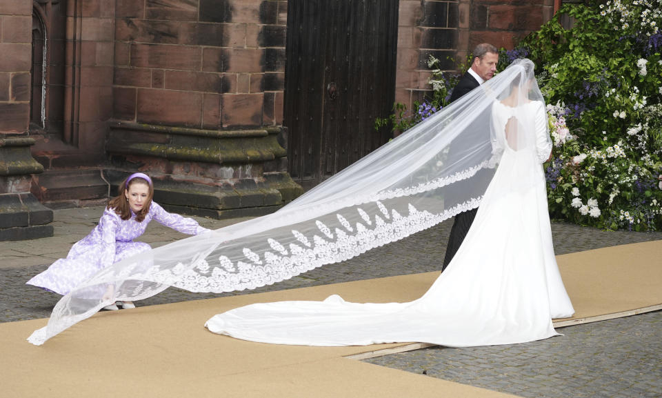 Olivia Henson llega a su boda con Hugh Grosvenor, el duque de Westminster en la catedral de Chester en Chester, Inglaterra el viernes 7 de junio de 2024. El duque de Westminster es padrino del príncipe Jorge. (Peter Byrne/PA vía AP)