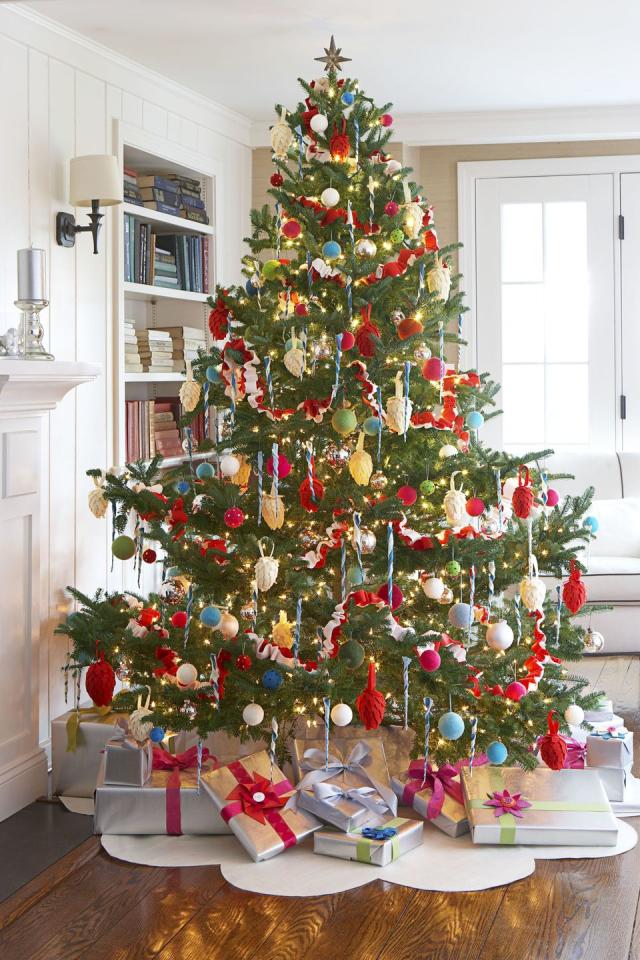 55 Red and White Christmas Tree Decorations That Will Wow You