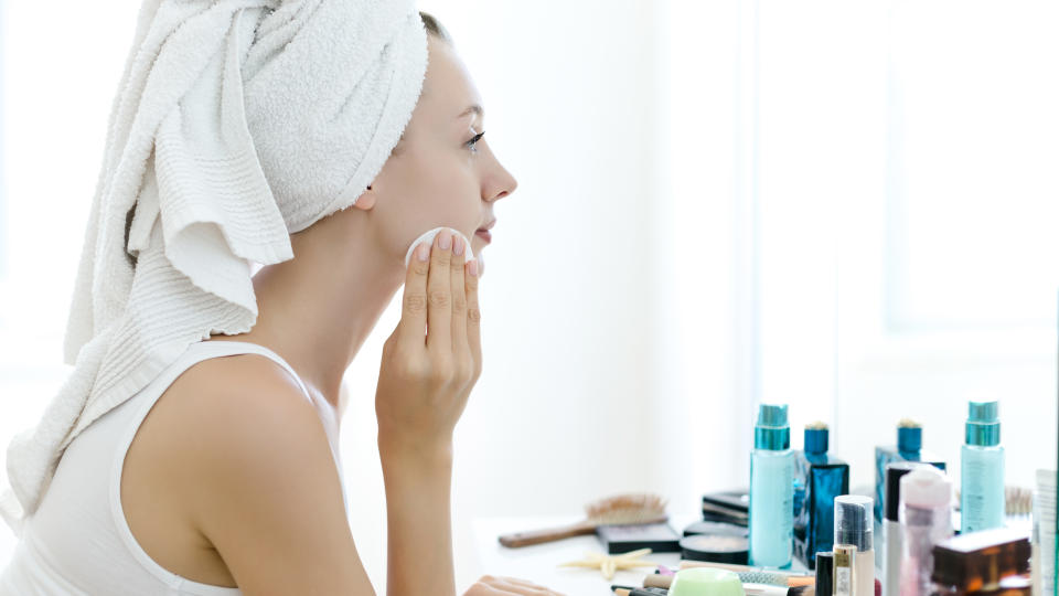 洗完臉後可以在臉上噴保濕噴霧，接著拿乾淨的化妝棉「輕輕按壓」即可，千萬不要「左右拉扯擦拭」，因為很多的皮膚敏感問題都是因為過度擦拭，這樣二次清潔的好處就是讓皮膚呈現乾淨狀態，不容易產生細菌引起各種發炎。