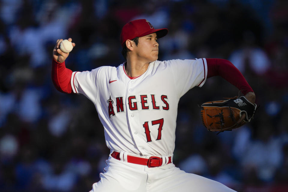 ARCHIVO - Shohei Ohtani de los Angelinos de Los Ángeles lanza ante los Dodgers, el 21 de junio de 2023. Ohtani firmó con los Dodgers como agente libre por 700 millones de dólares y 10 años. (AP Foto/Ashley Landis)