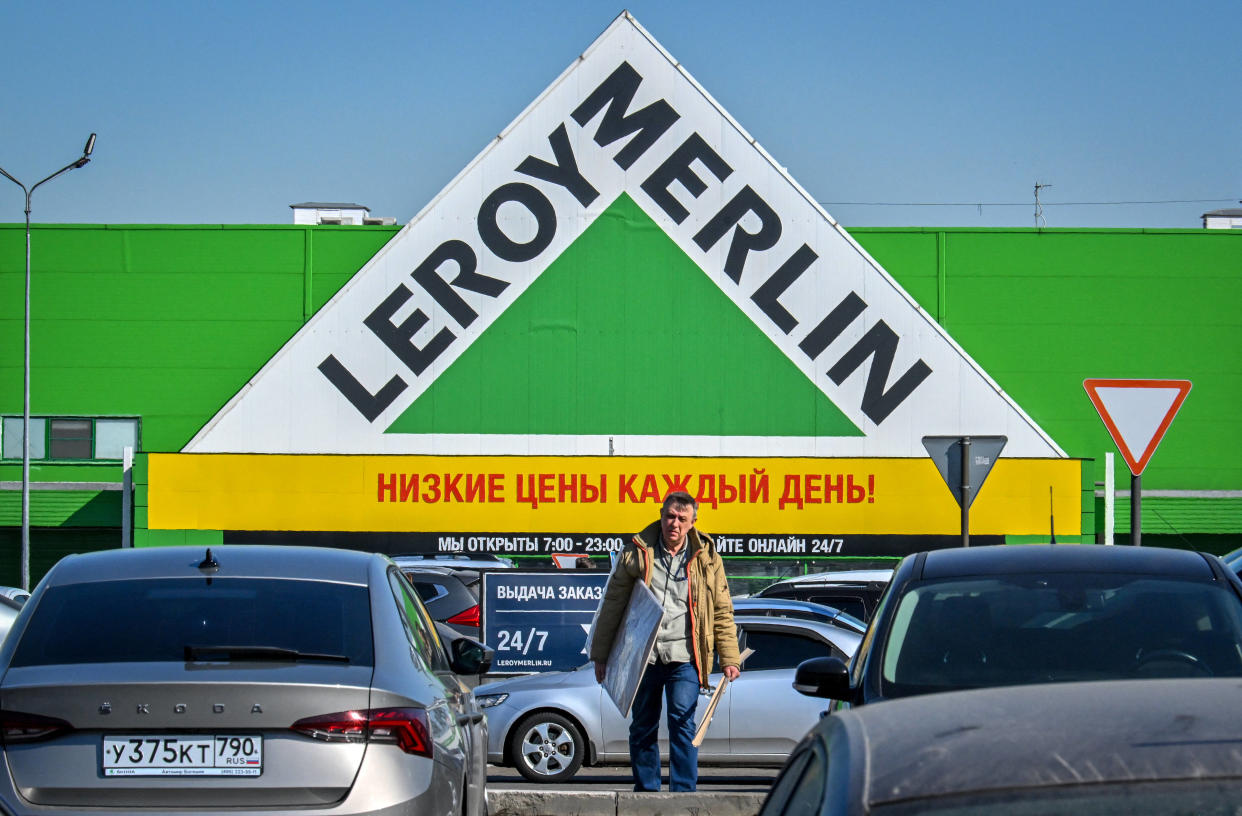 Sur le parking d’un magasin Leroy Merlin à Klimovsk, en Russie, le 19 mars 2022.