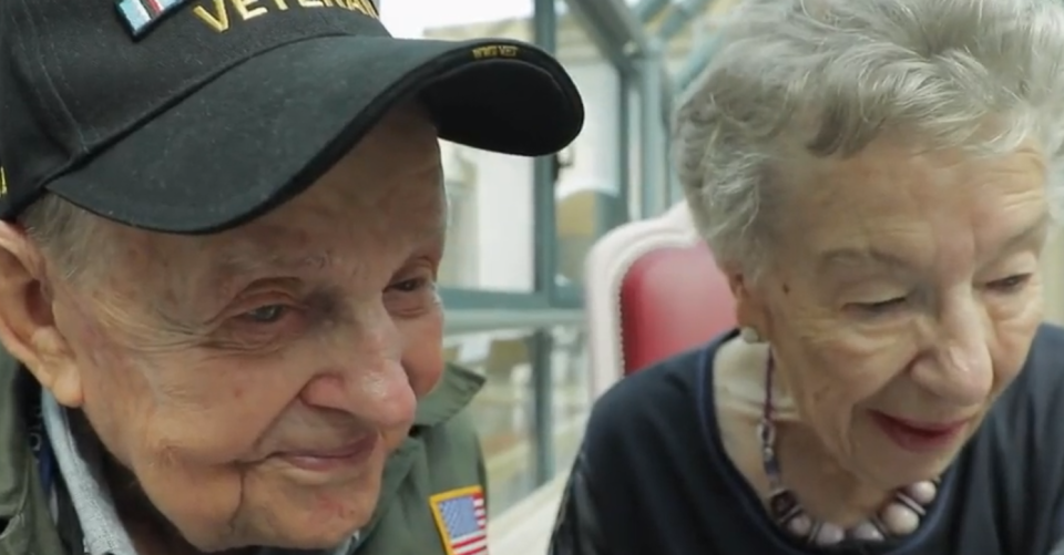 La historia de amor de KT Robbins y Jeanine Ganaye superó la guerra y tres cuartos de siglo de separación. (Captura de video / France 2)