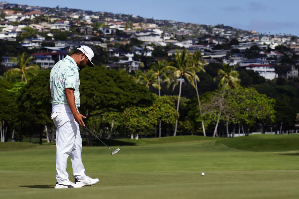 J.J. Spaun watches his putt miss the cup on the 18th green during the third round of the Sony Open golf tournament, Saturday, Jan. 14, 2023, at Waialae Country Club in Honolulu. (AP Photo/Matt York)